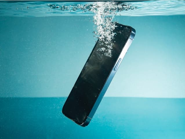 iPhone Tombé dans l’Eau ? Guide Complet pour le Sauver et le Réparer